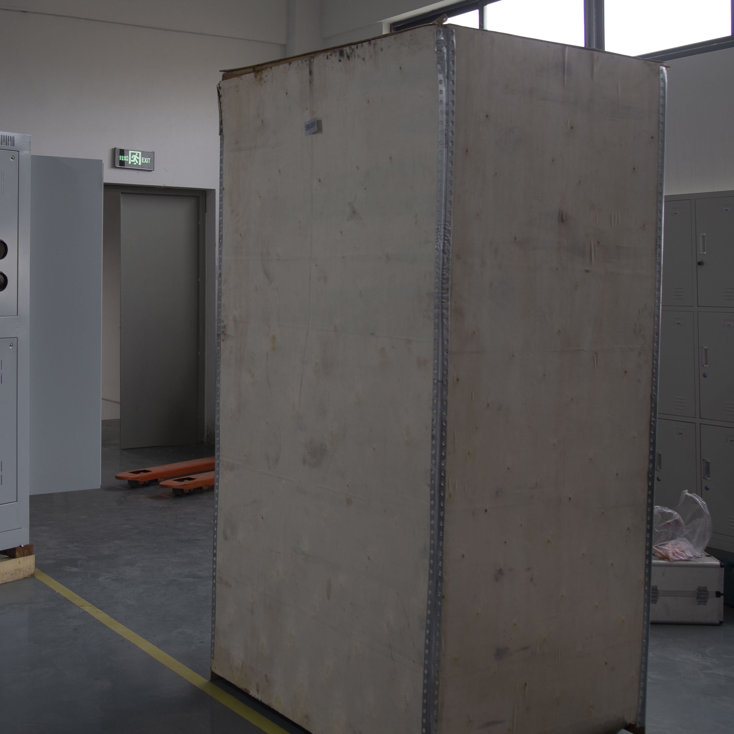 三相大功率數(shù)控無觸點穩(wěn)壓器