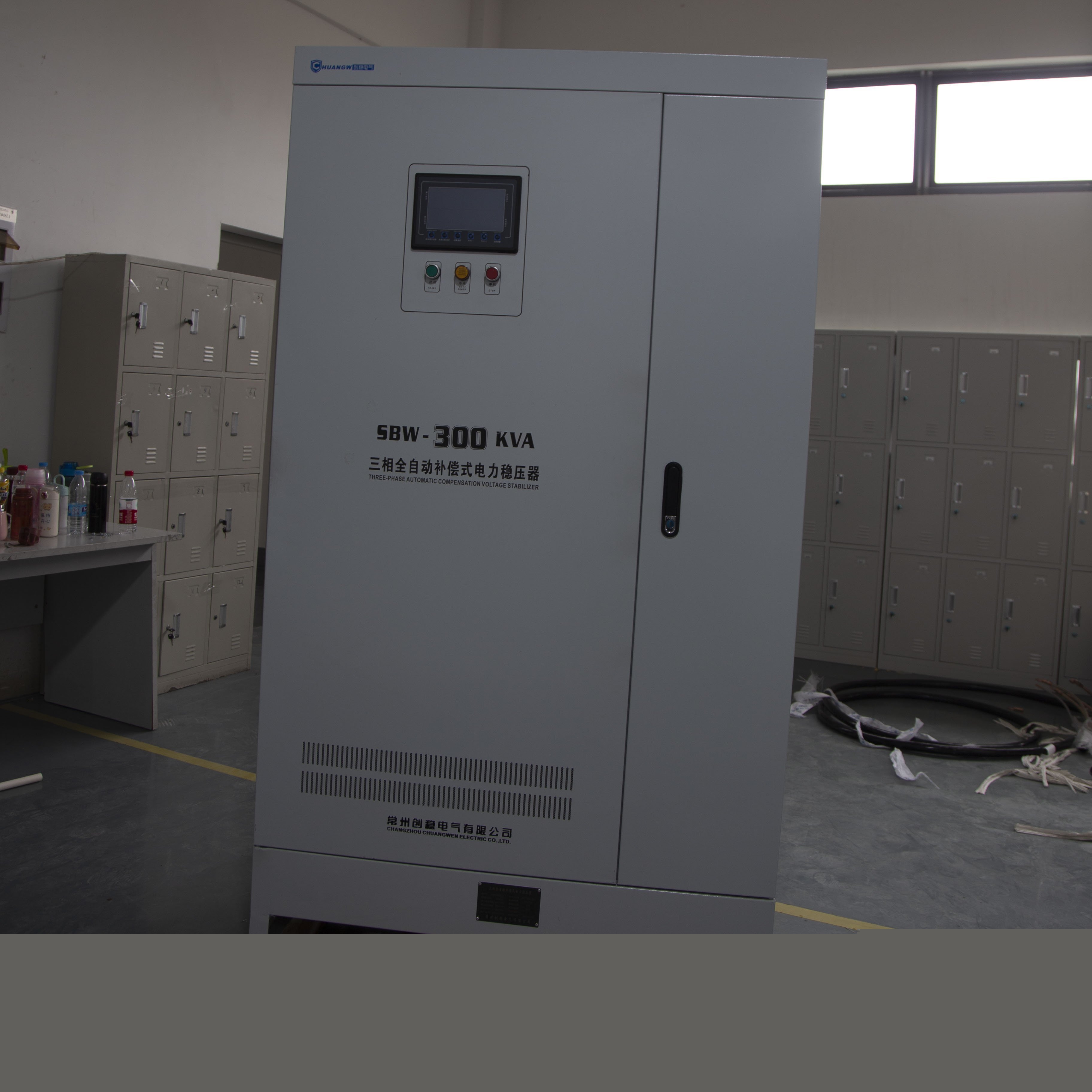 三相電壓穩(wěn)壓器